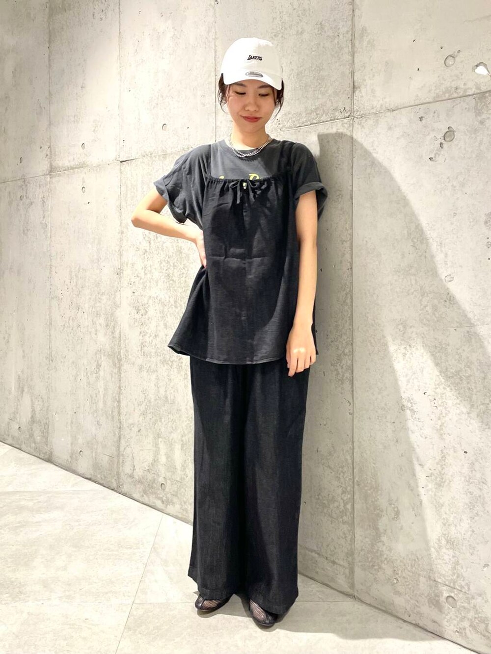 ブラック系のその他シューズ、グレー系のTシャツ/カットソー、ブラック系のセットアップを着用したレディースの春コーディネートの3枚目の写真