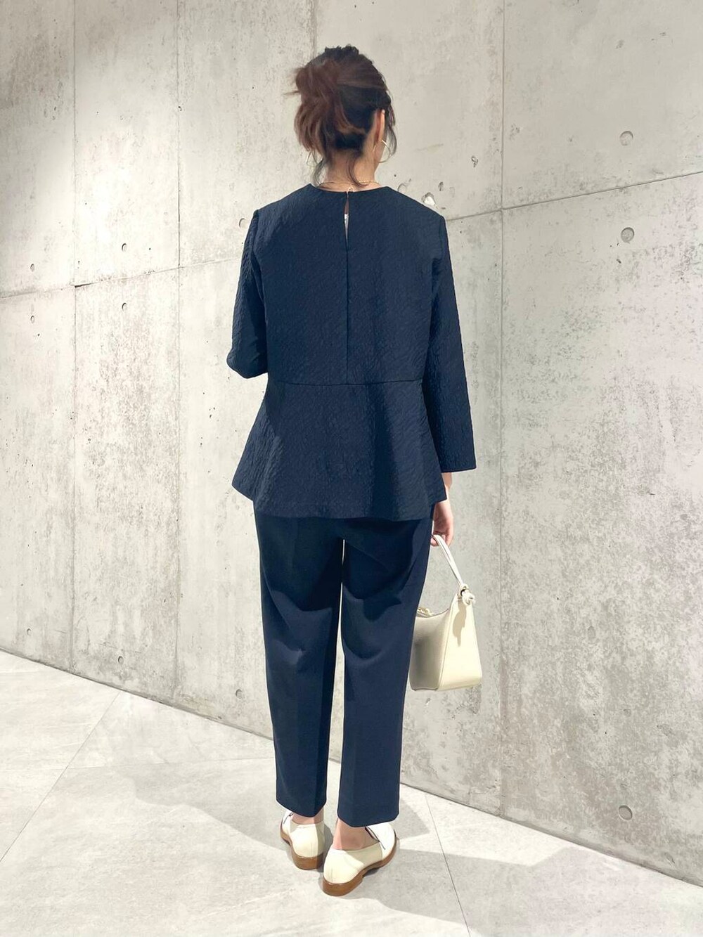 ブルー系のシャツ/ブラウス、ブルー系のその他パンツ、ベージュ系のローファーを着用したレディースの春コーディネートの5枚目の写真