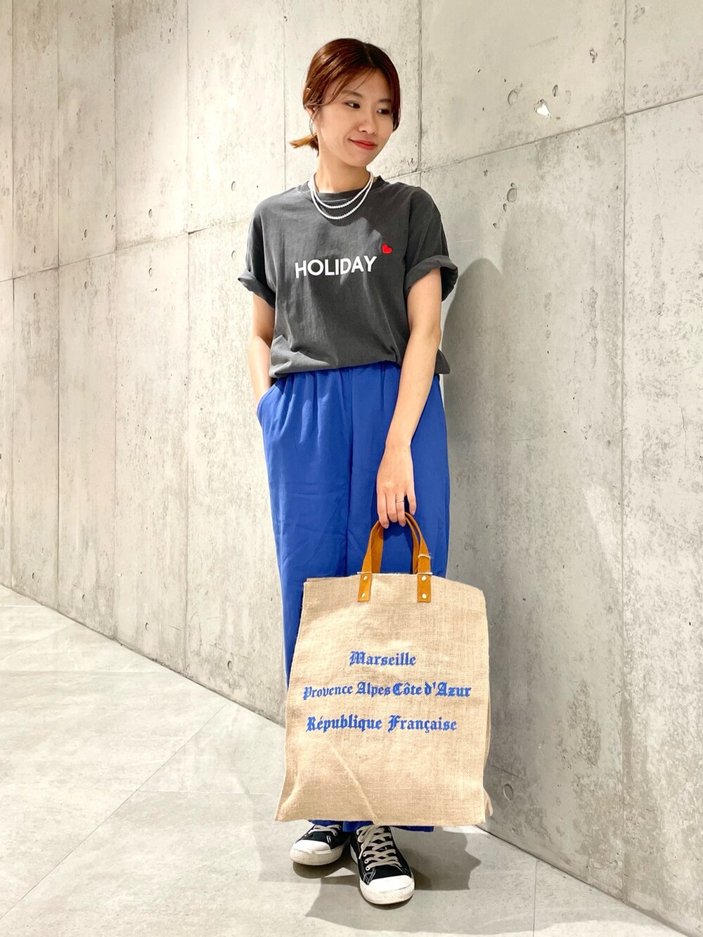 「きれいめカジュアル、夏だ!Tシャツ着よう!、夏コーデ、トートバッグ、サニーレーベル、Sonny Label、イエベ秋、骨格ウェーブ、ママコーデ、ママファッション」|「MAISON BENGALのMAISON BENGAL ジュートプリントエコバッグ(トートバッグ、ブルー系)」を使った、アサミさん(レディース・163cm)の夏コーディネートの2枚目の写真