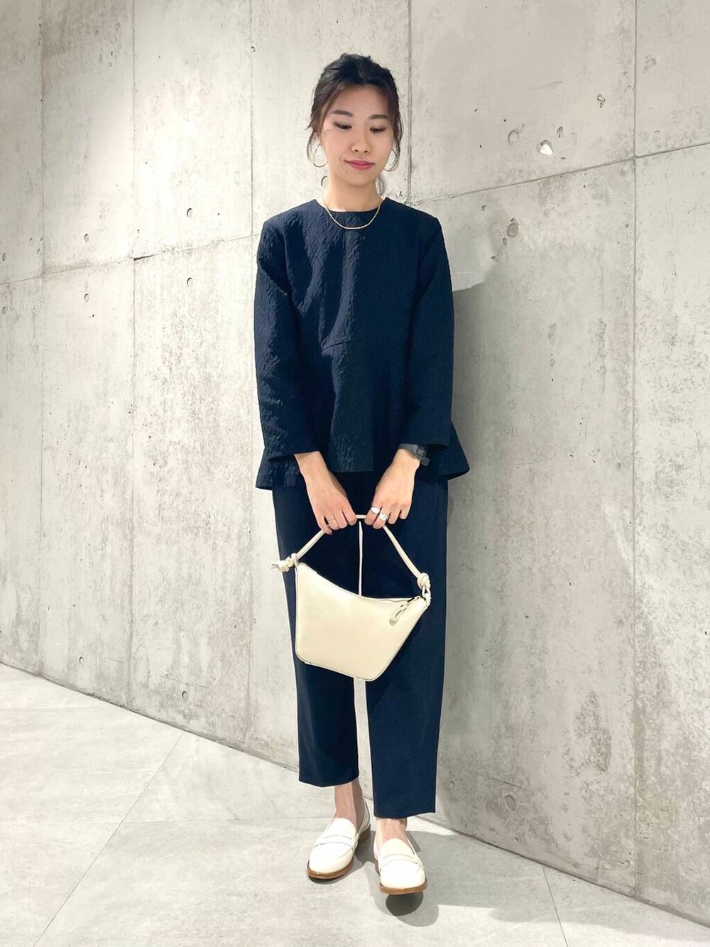 ブルー系のシャツ/ブラウス、ブルー系のその他パンツ、ベージュ系のローファーを着用したレディースの春コーディネートの3枚目の写真