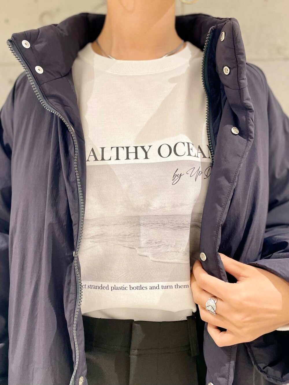 ブラック系のブルゾン、ブラック系のその他パンツ、ホワイト系のTシャツ/カットソーを着用したレディースの秋コーディネートの6枚目の写真