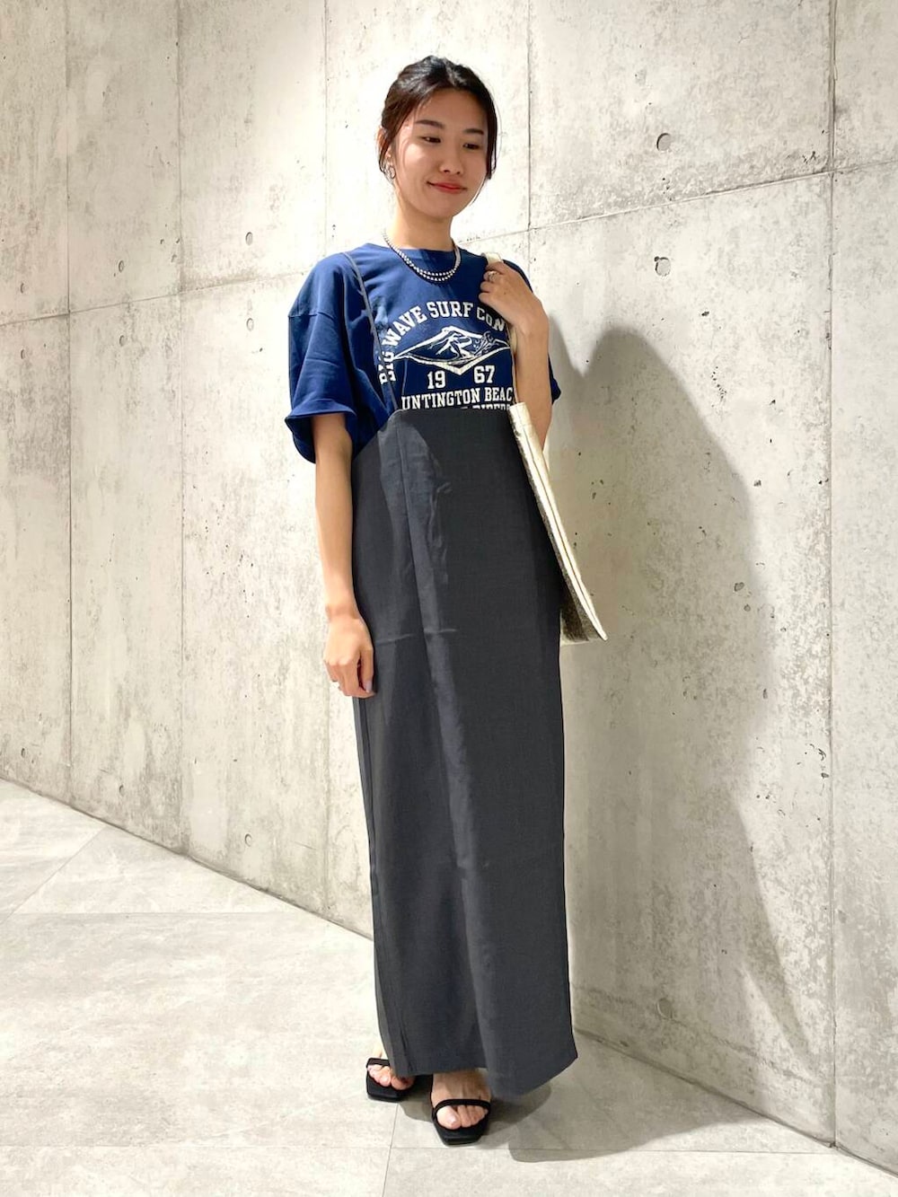 「カジュアル、Tシャツ、ロングスカート、スカート、ママコーデ、サンダル、SonnyLabel、サニーレーベル、夏コーデ、30代、ママファッション、骨格ウェーブ、暑い、30代前半、イエベ秋」｜「URBAN RESEARCH Sonny Labelのメタリックトートバッグ（トートバッグ、ゴールド系）」を使った、アサミさん（レディース・163cm）の夏コーディネートの2枚目の写真