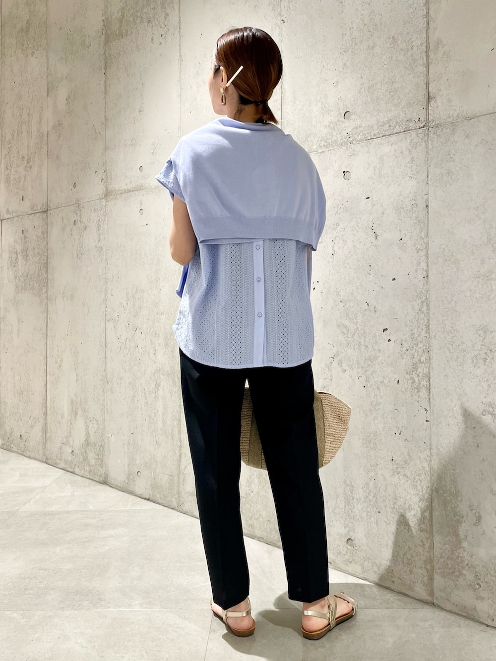 ゴールド系のかごバッグ、ゴールド系のサンダル、ブルー系のカーディガン/ボレロを着用したレディースの春コーディネートの3枚目の写真