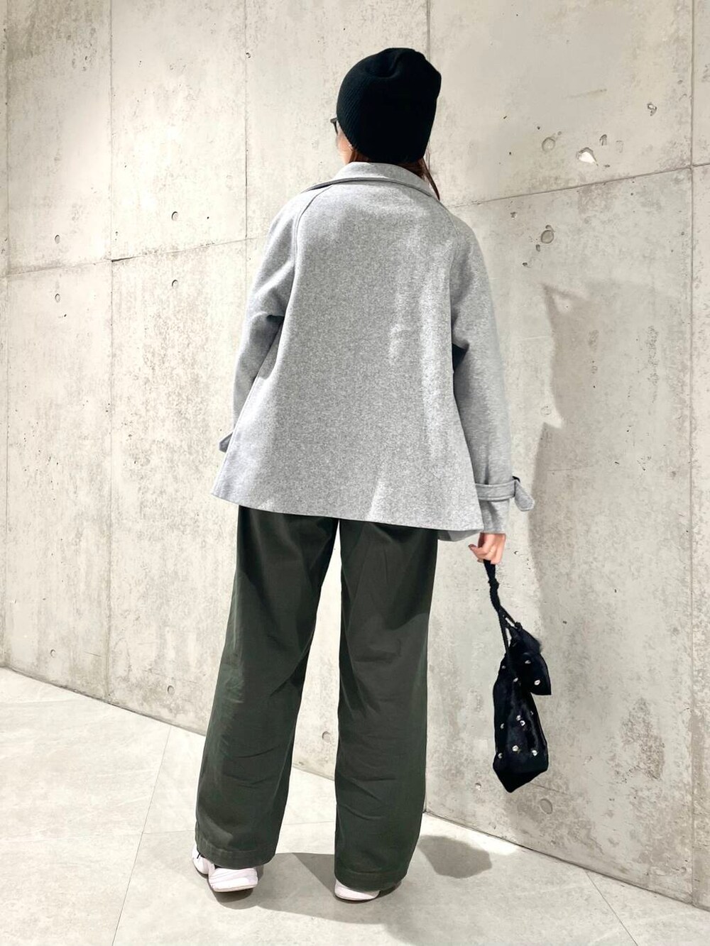 グリーン系のその他パンツ、グレー系のトレンチコート、ブラック系のスウェットを着用したレディースの冬コーディネートの4枚目の写真