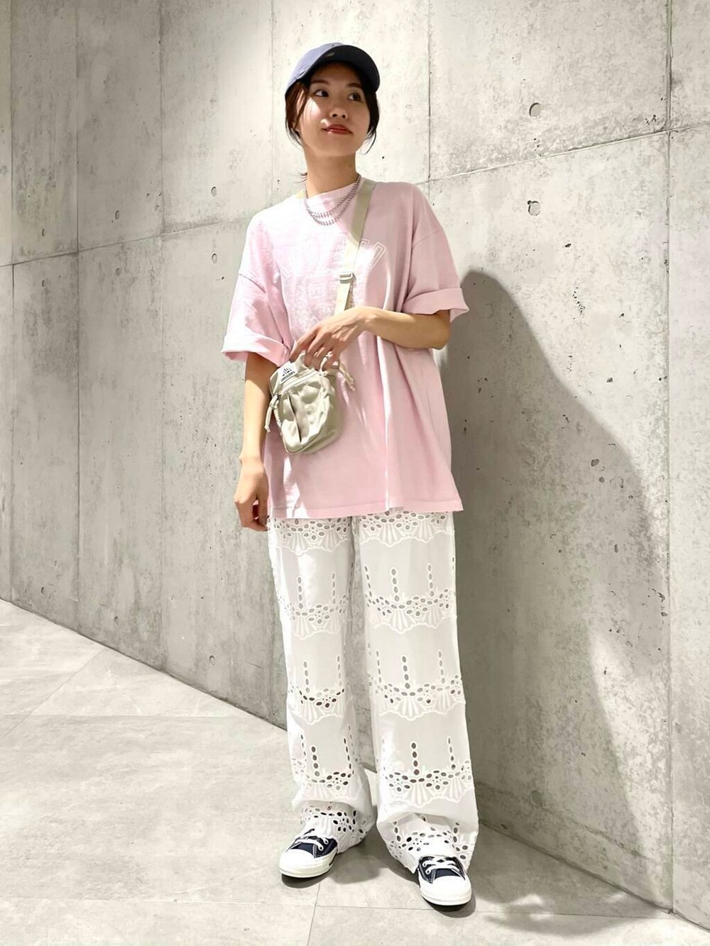 「カジュアル、スポーツミックス、ママコーデ、SonnyLabel、春コーデ、サニーレーベル、夏コーデ、newarrival、休日スタイル、フェスコーデ、30代、ママファッション、淡色コーデ、旅行コーデ、骨格ウェーブ」｜「CONVERSE ALL STARのCONVERSE　ALL STAR WASHED CANVAS OX（スニーカー、ブルー系）」を使った、アサミさん（レディース・163cm）の春コーディネートの2枚目の写真