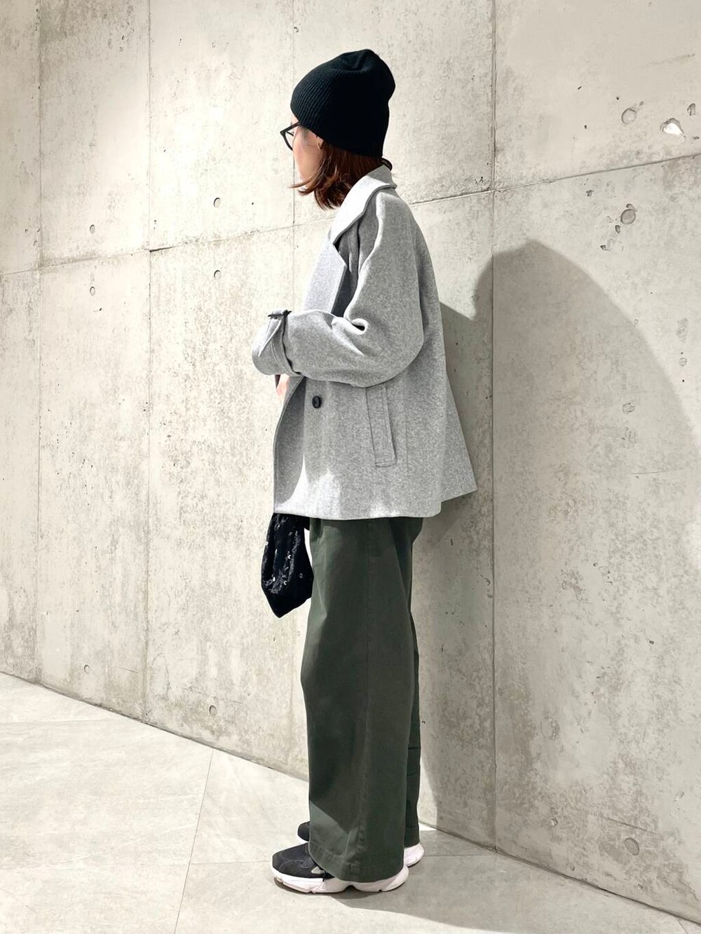 グリーン系のその他パンツ、グレー系のトレンチコート、ブラック系のスウェットを着用したレディースの冬コーディネートの3枚目の写真