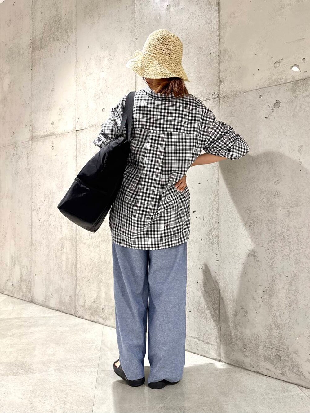 その他のシャツ/ブラウス、ブルー系のその他パンツ、ブラック系のトートバッグを着用したレディースの夏コーディネートの5枚目の写真