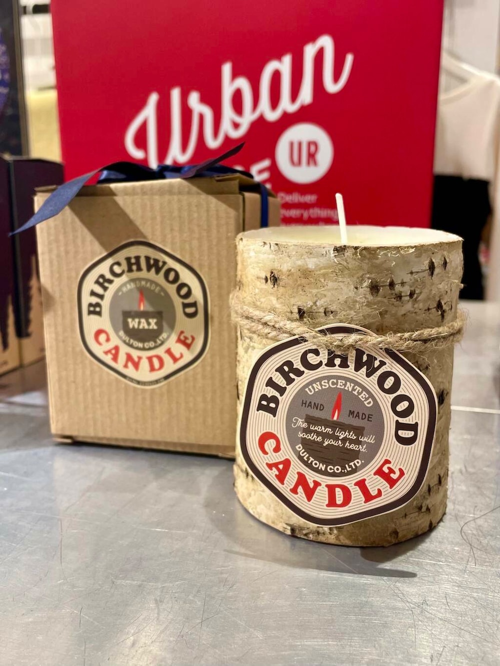 ブラウン系のブルゾン、ホワイト系のTシャツ/カットソー、ホワイト系のニット/セーターを着用したレディースの冬コーディネートの2枚目の写真