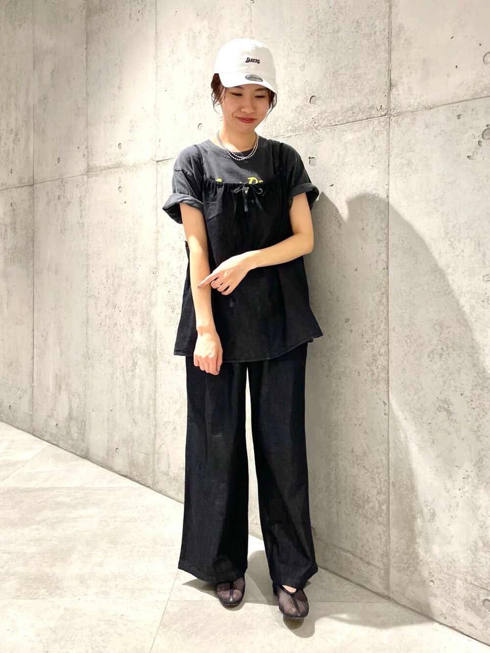 ブラック系のその他シューズ、グレー系のTシャツ/カットソー、ブラック系のセットアップを着用したレディースの春コーディネートの2枚目の写真