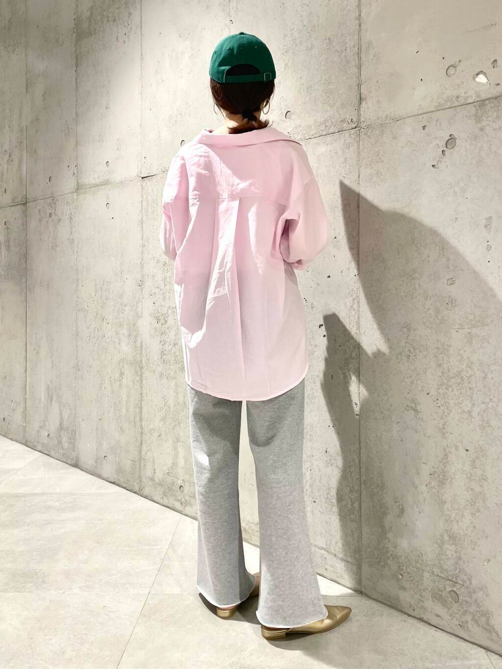 「シャツスタイル、カジュアル、スポーツミックス、ママコーデ、スウェット、SonnyLabel、春コーデ、サニーレーベル、newarrival、休日スタイル、30代、ママファッション、淡色コーデ、旅行コーデ、骨格ウェーブ」｜「NEW ERAのNew Era　920ES HANDWRITTEN EGRN（キャップ、グリーン系）」を使った、アサミさん（レディース・163cm）の春コーディネートの5枚目の写真