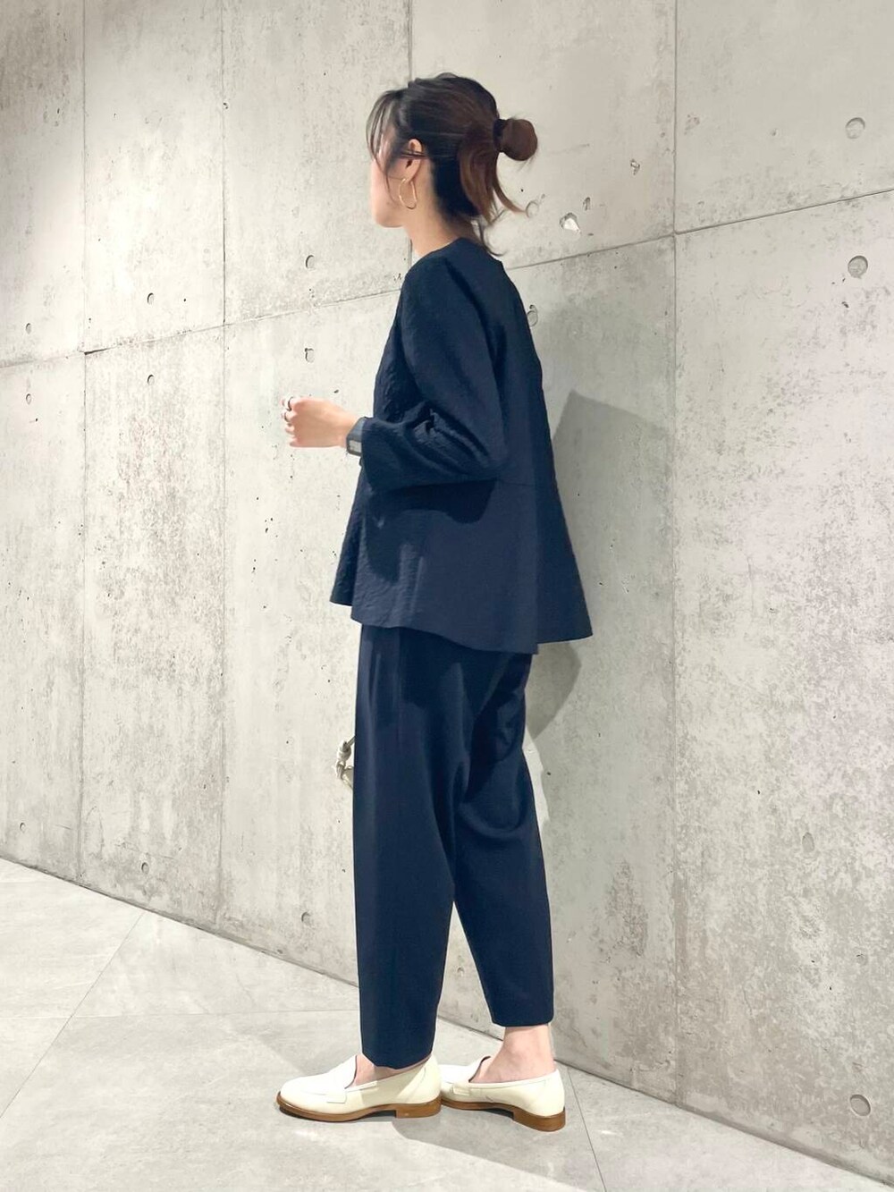 ブルー系のシャツ/ブラウス、ブルー系のその他パンツ、ベージュ系のローファーを着用したレディースの春コーディネートの4枚目の写真