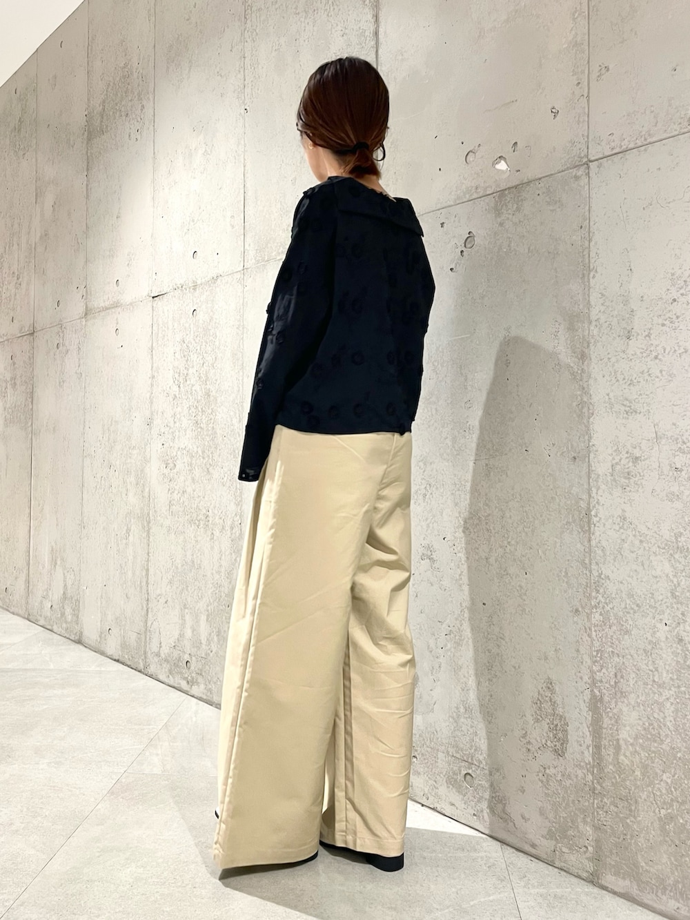 ベージュ系のショルダーバッグ、ホワイト系のその他シューズ、ブラック系のシャツ/ブラウスを着用したレディースの秋コーディネートの3枚目の写真