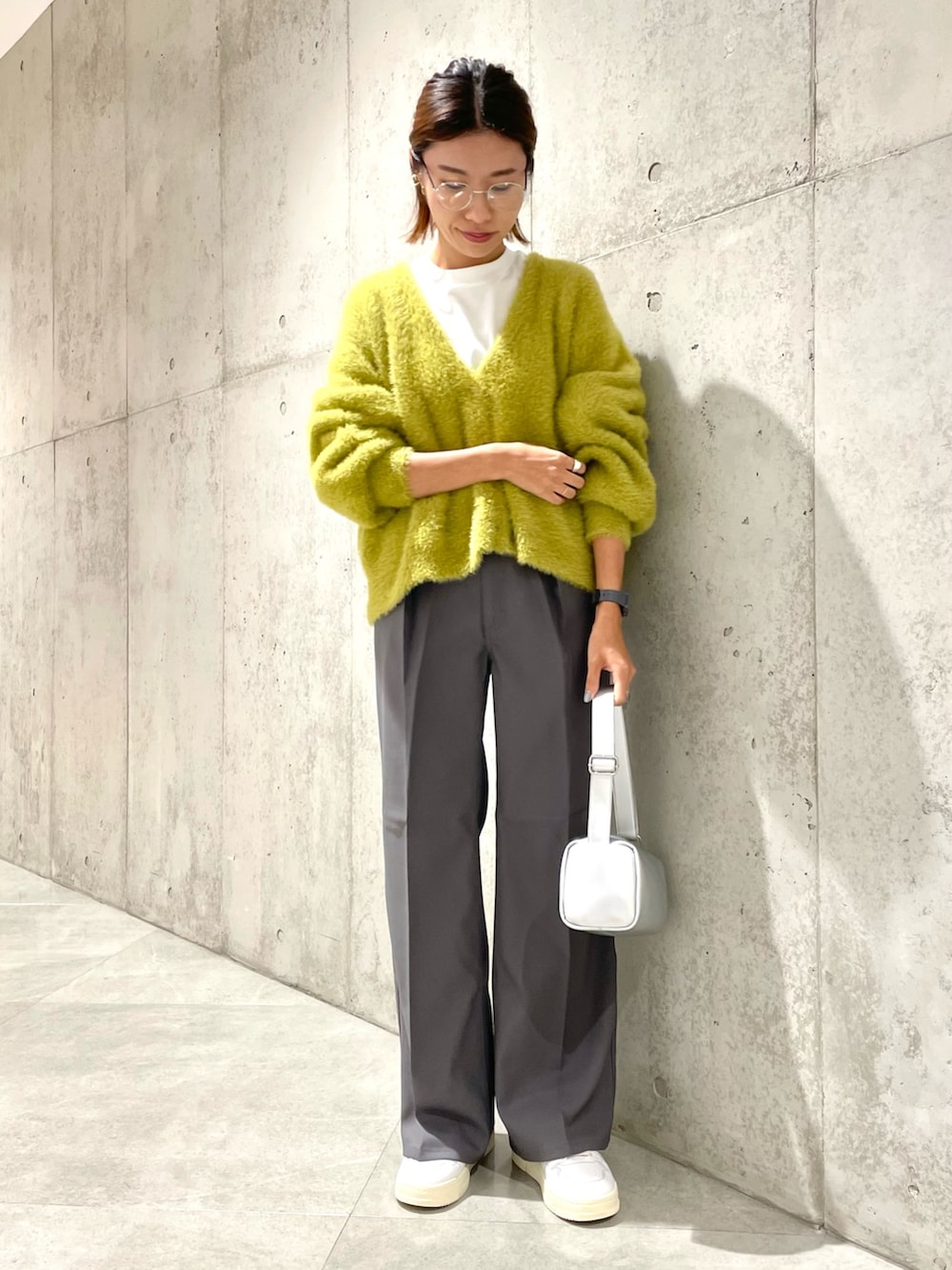 シルバー系のショルダーバッグ、グリーン系のカーディガン/ボレロ、グリーン系のカーディガン/ボレロを着用したレディースの秋コーディネートの2枚目の写真