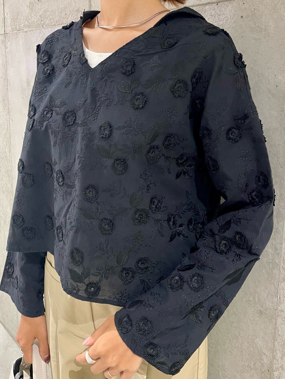 ベージュ系のショルダーバッグ、ホワイト系のその他シューズ、ブラック系のシャツ/ブラウスを着用したレディースの秋コーディネートの4枚目の写真