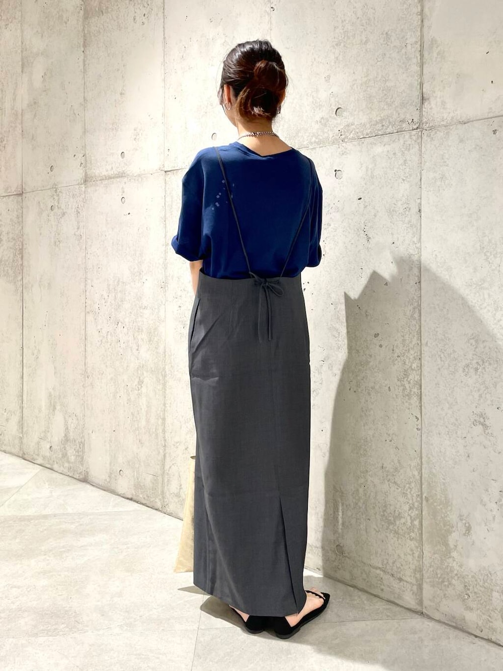「カジュアル、Tシャツ、ロングスカート、スカート、ママコーデ、サンダル、SonnyLabel、サニーレーベル、夏コーデ、30代、ママファッション、骨格ウェーブ、暑い、30代前半、イエベ秋」｜「URBAN RESEARCH Sonny Labelのメタリックトートバッグ（トートバッグ、ゴールド系）」を使った、アサミさん（レディース・163cm）の夏コーディネートの5枚目の写真