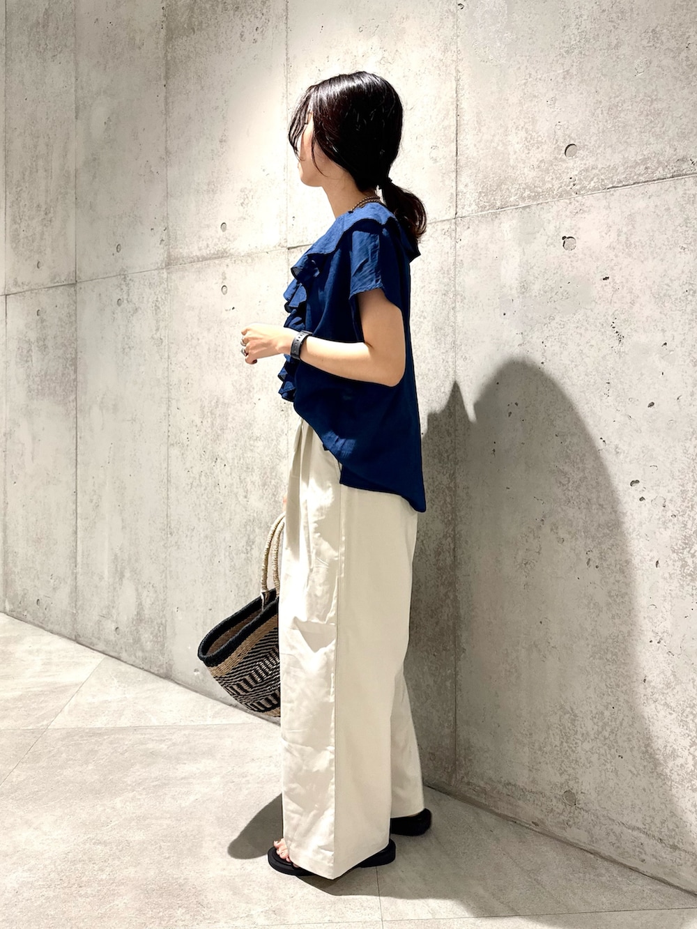 ブルー系のシャツ/ブラウス、ホワイト系のその他パンツ、ブラック系のかごバッグを着用したレディースの夏コーディネートの5枚目の写真