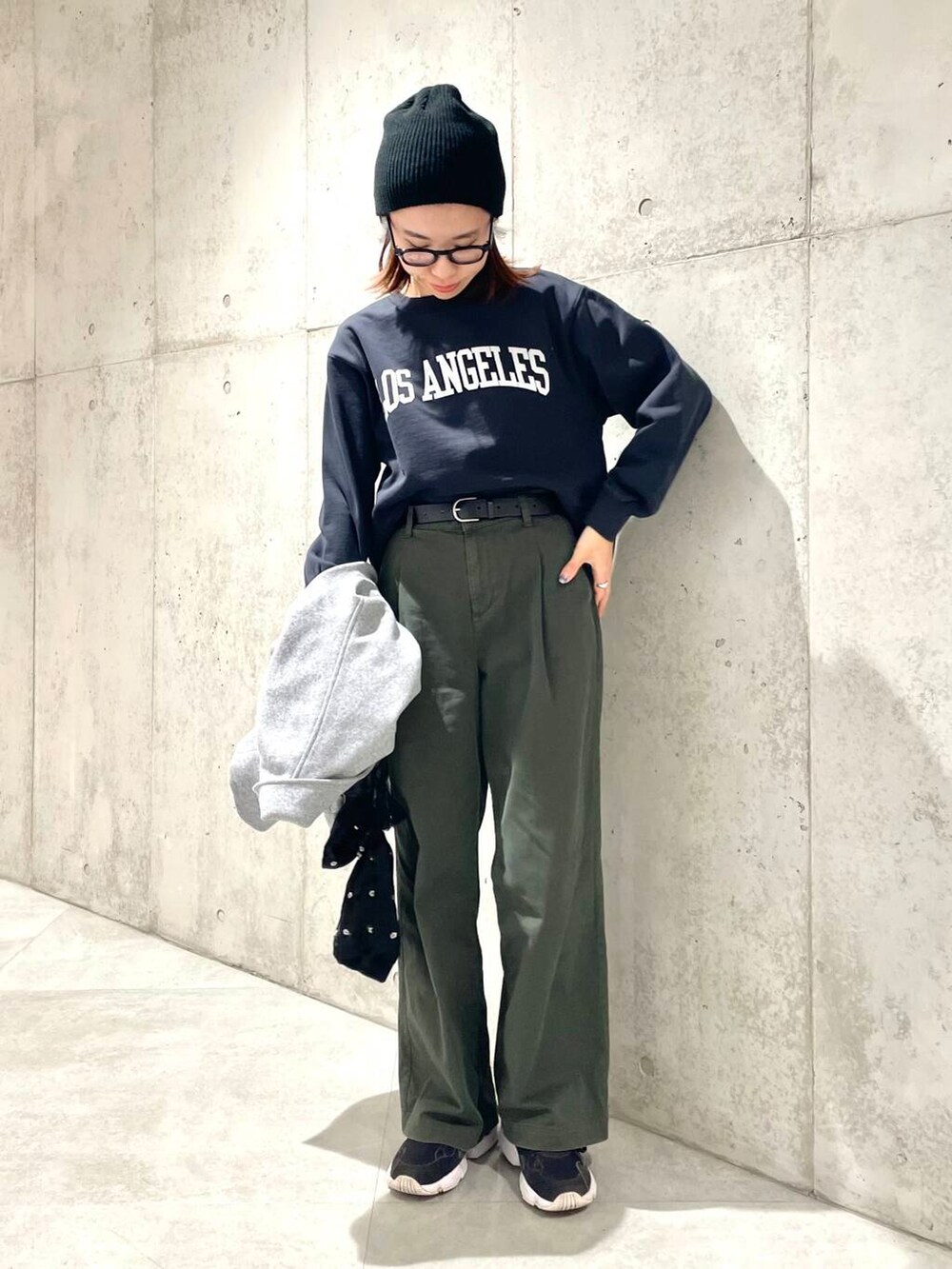 グリーン系のその他パンツ、グレー系のトレンチコート、ブラック系のスウェットを着用したレディースの冬コーディネートの6枚目の写真