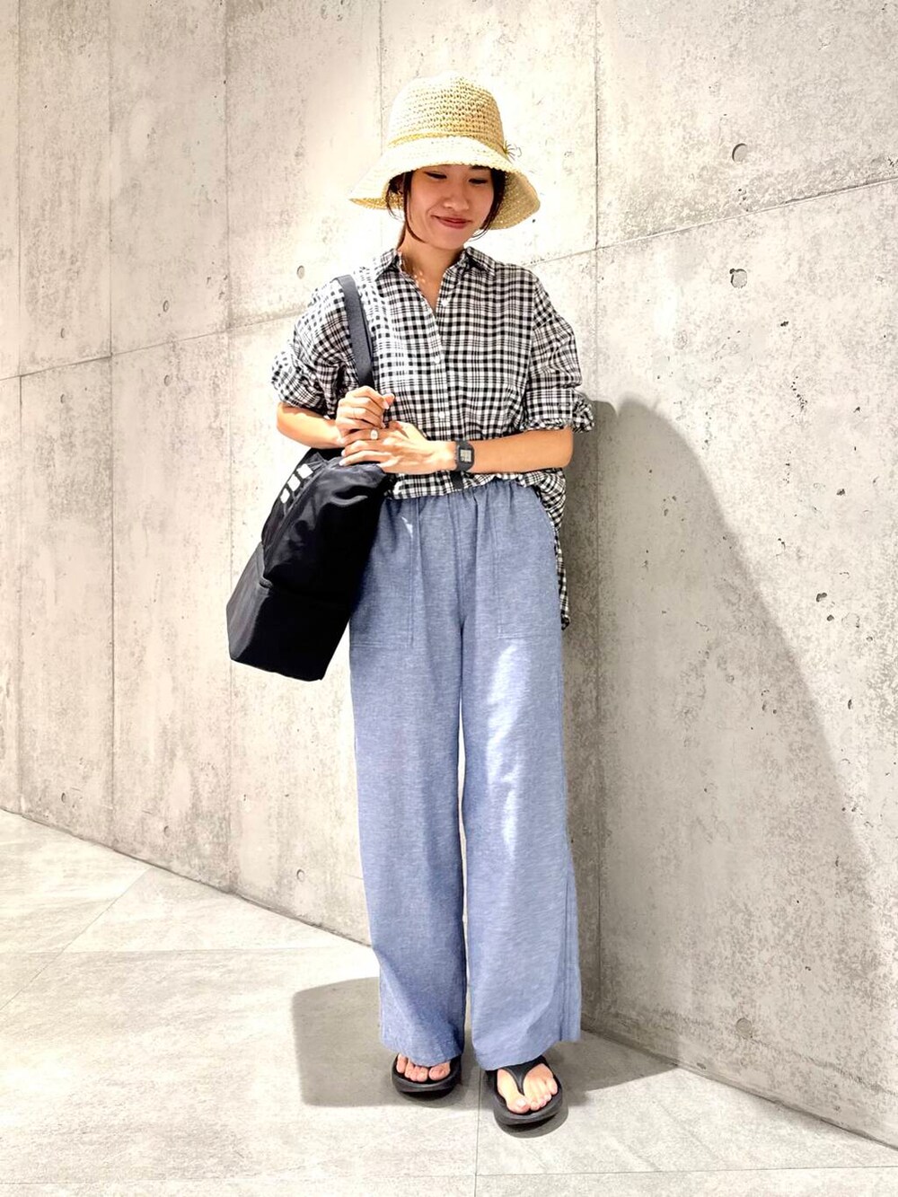 その他のシャツ/ブラウス、ブルー系のその他パンツ、ブラック系のトートバッグを着用したレディースの夏コーディネートの2枚目の写真