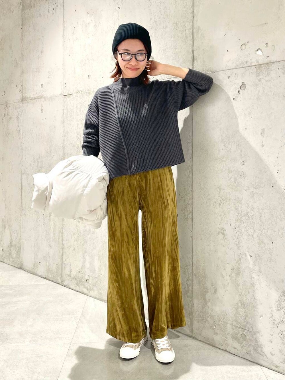 ベージュ系のスニーカー、ホワイト系のダウンジャケット/コート、グリーン系のその他パンツを着用したレディースの冬コーディネートの6枚目の写真