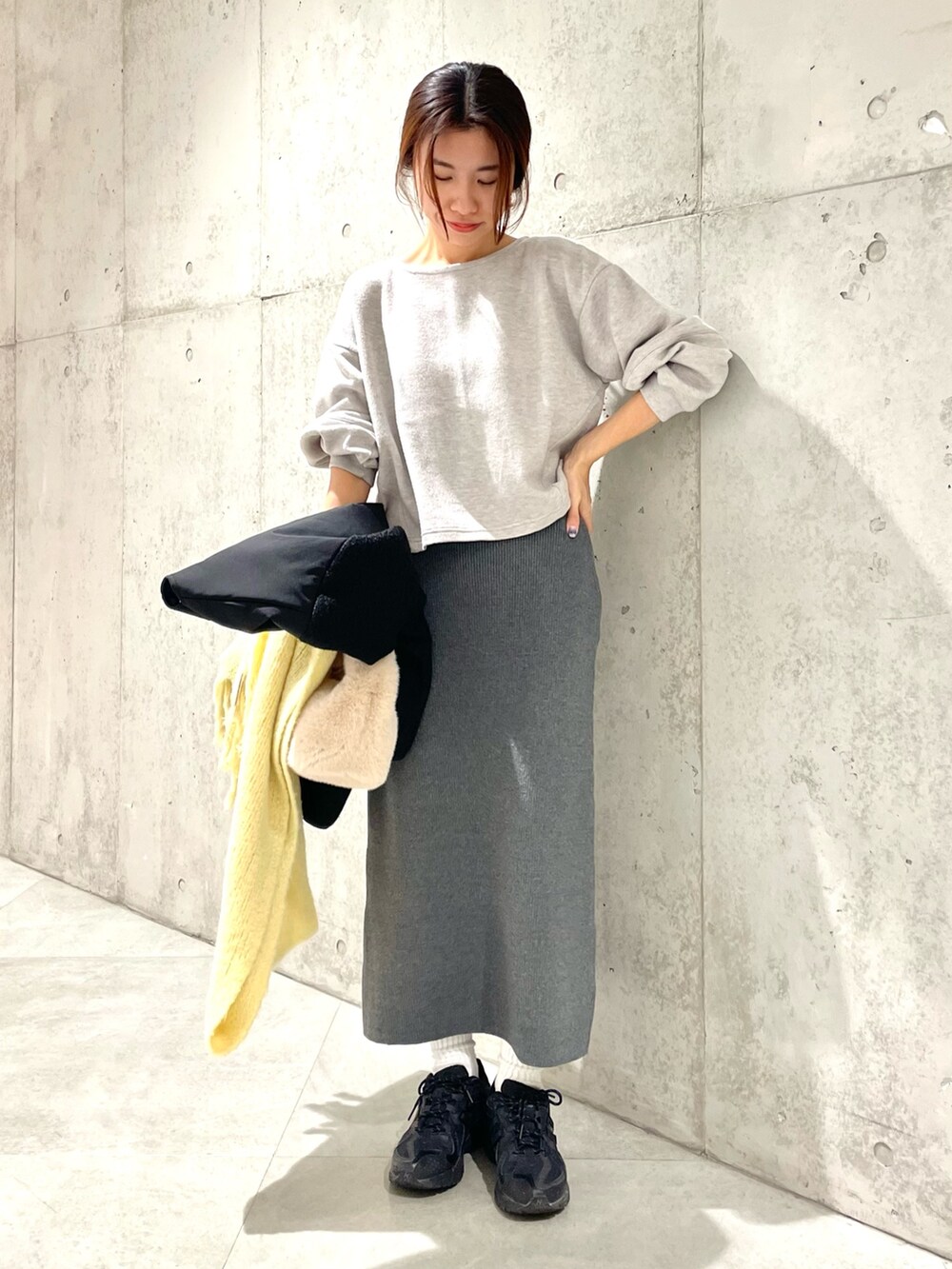 「ママコーデ、ママファッション、イエベ秋、骨格ウェーブ、サニーレーベル、Sonny Label、冬アウター、スニーカー、ニット、ブラックコーデ、マフラーぐるぐる、冬のコーデ、おでかけコーデ、大人女子、おしゃれさんと繋がりたい」|「URBAN RESEARCH Sonny Labelの切替えノーカラーショートブルゾン(ブルゾン、ブラック系)」を使った、アサミさん(骨格ウェーブ・レディース・163cm)の冬コーディネートの2枚目の写真