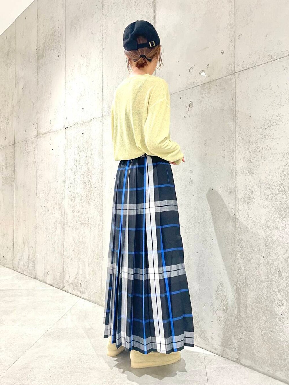 ベージュ系のローファー、イエロー系のTシャツ/カットソー、ブラック系のスカートを着用したレディースの夏コーディネートの4枚目の写真