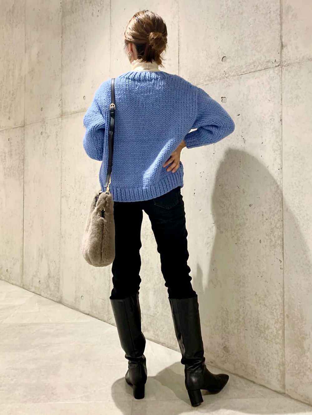 ホワイト系のTシャツ/カットソー、ブルー系のカーディガン/ボレロ、ブラック系のデニムパンツを着用したレディースの秋コーディネートの3枚目の写真