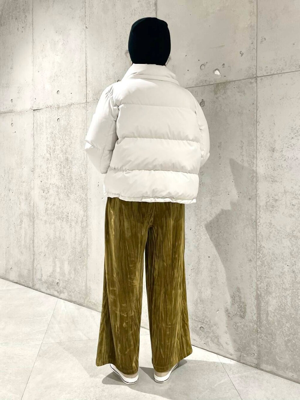 ベージュ系のスニーカー、ホワイト系のダウンジャケット/コート、グリーン系のその他パンツを着用したレディースの冬コーディネートの4枚目の写真