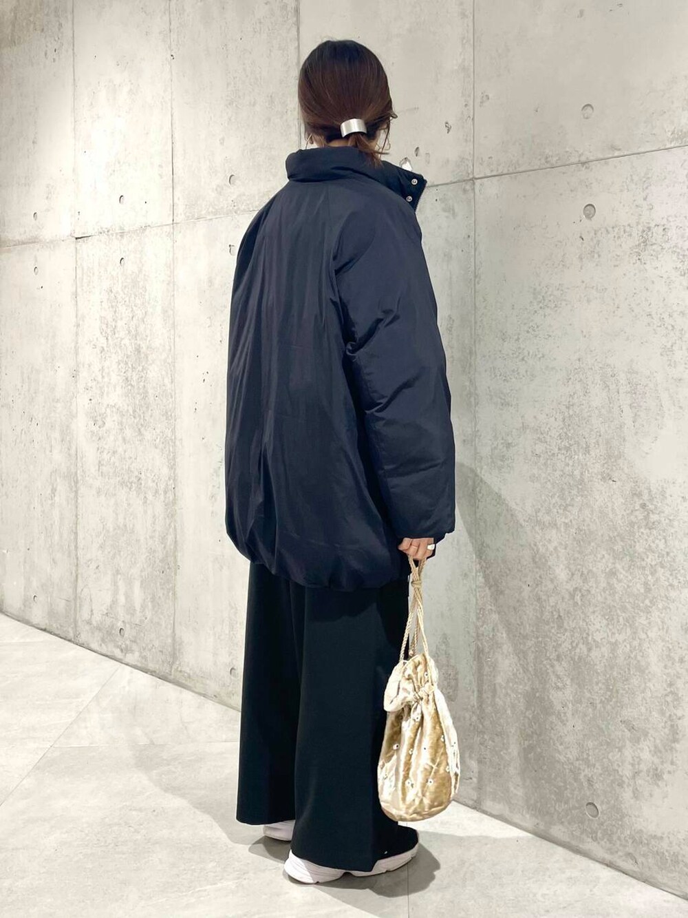 ブラック系のブルゾン、ブラック系のその他パンツ、ホワイト系のTシャツ/カットソーを着用したレディースの秋コーディネートの5枚目の写真