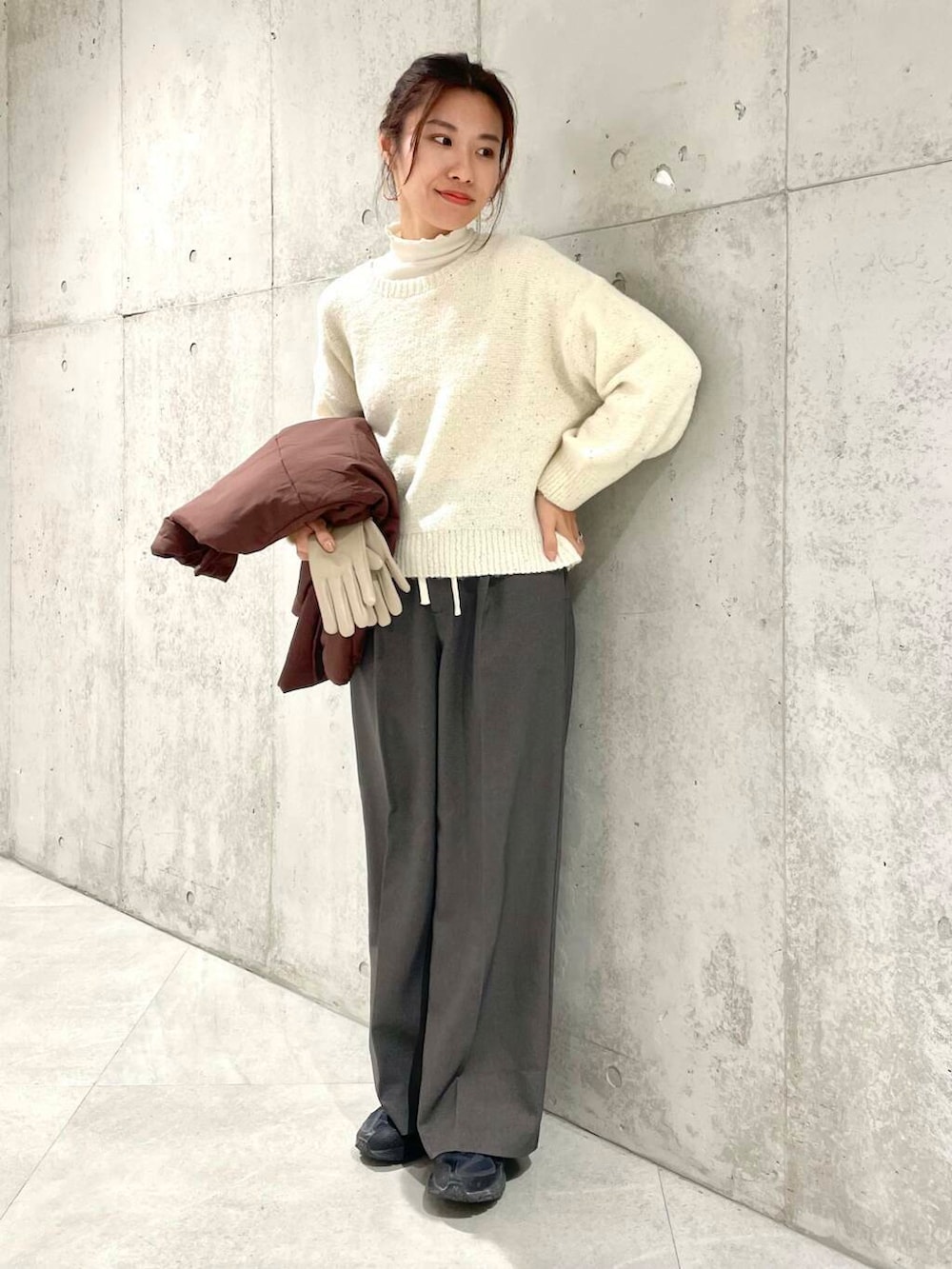 ブラウン系のブルゾン、ホワイト系のTシャツ/カットソー、ホワイト系のニット/セーターを着用したレディースの冬コーディネートの7枚目の写真