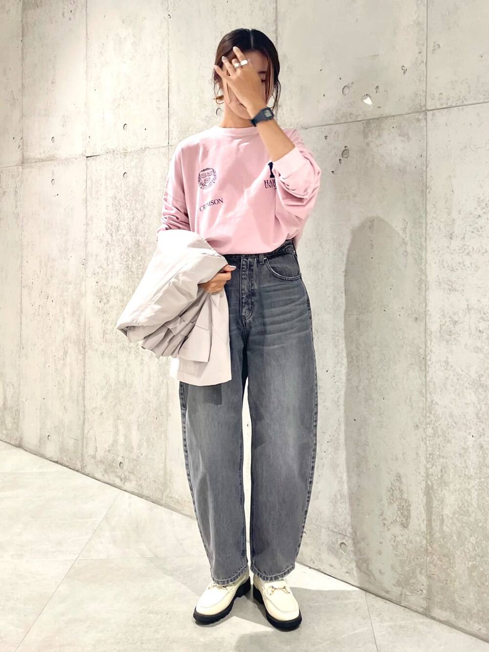 「ママコーデ、ママファッション、イエベ秋、骨格ウェーブ、サニーレーベル、Sonny Label、秋服準備はじめました、ローファー、休日スタイル、秋コーデ」|「URBAN RESEARCH Sonny Labelの撥水ノーカラーショートトレンチコート(トレンチコート、グレー系)」を使った、アサミさん(レディース・163cm)の秋コーディネートの3枚目の写真