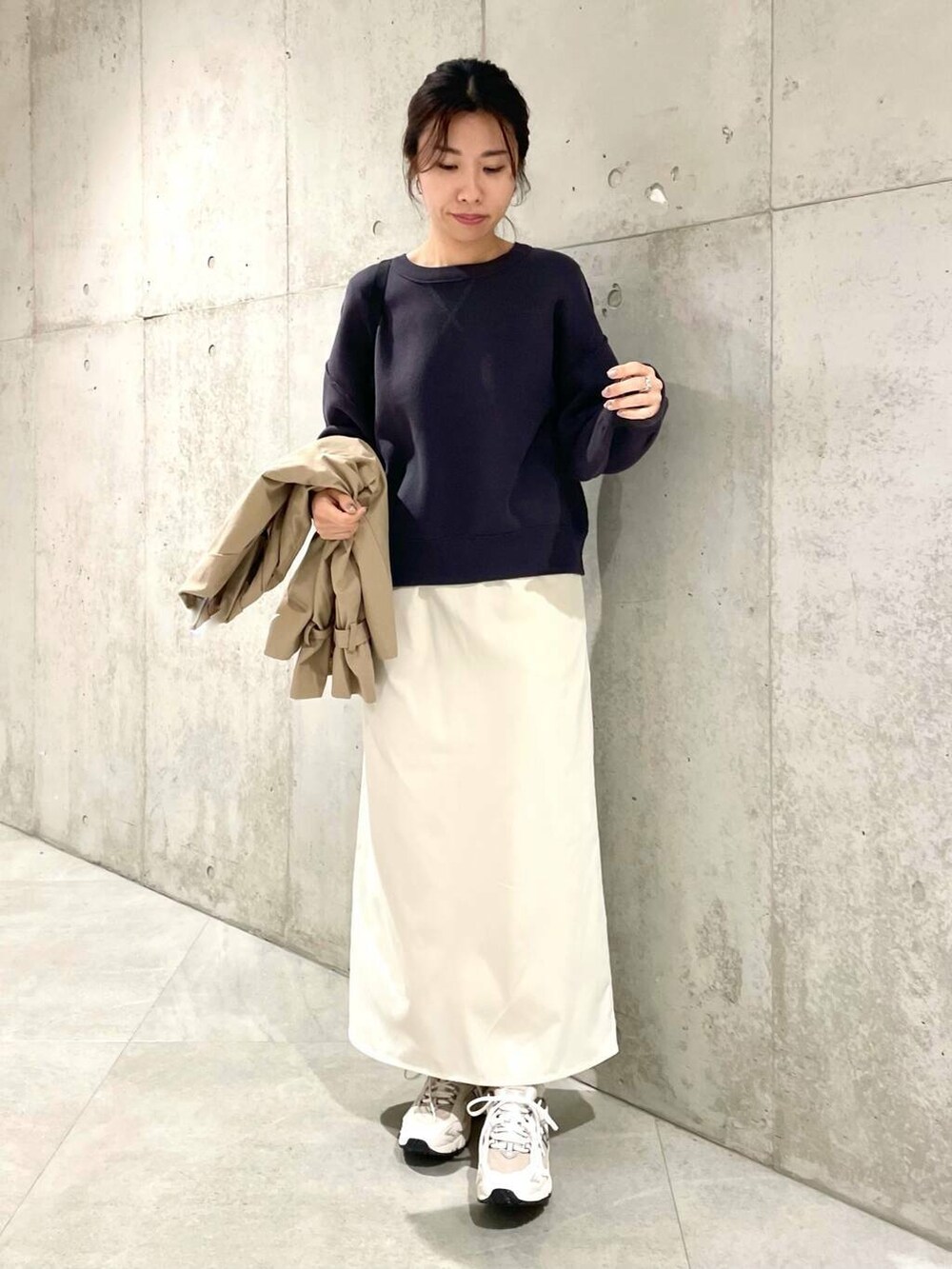 「スニーカー、ニット、デートコーデ、ママコーデ、きれいめカジュアル、SonnyLabel、春コーデ、サニーレーベル、春アウター、newarrival、30代、ママファッション、骨格ウェーブ、30代前半、イエベ秋」|「URBAN RESEARCH Sonny Labelのスウェットライクニット(ニット/セーター、グレー系)」を使った、アサミさん(レディース・163cm)の冬コーディネートの5枚目の写真