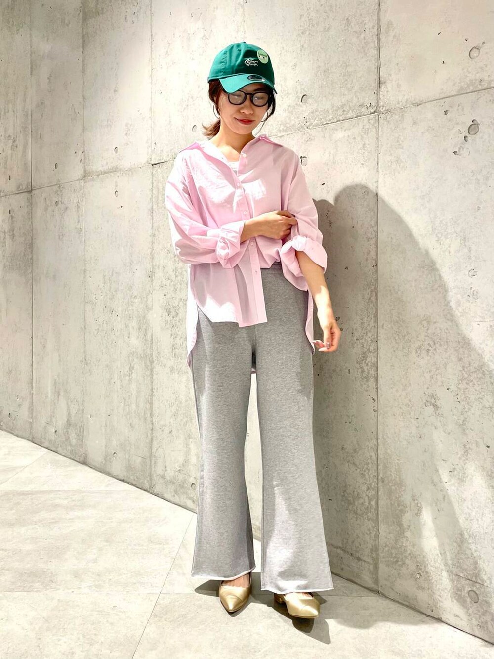 「シャツスタイル、カジュアル、スポーツミックス、ママコーデ、スウェット、SonnyLabel、春コーデ、サニーレーベル、newarrival、休日スタイル、30代、ママファッション、淡色コーデ、旅行コーデ、骨格ウェーブ」｜「NEW ERAのNew Era　920ES HANDWRITTEN EGRN（キャップ、グリーン系）」を使った、アサミさん（レディース・163cm）の春コーディネートの3枚目の写真