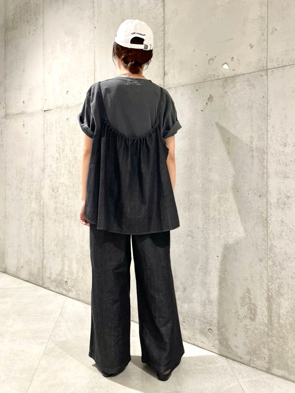 ブラック系のその他シューズ、グレー系のTシャツ/カットソー、ブラック系のセットアップを着用したレディースの春コーディネートの5枚目の写真