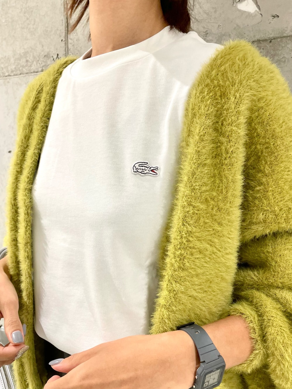 シルバー系のショルダーバッグ、グリーン系のカーディガン/ボレロ、グリーン系のカーディガン/ボレロを着用したレディースの秋コーディネートの3枚目の写真