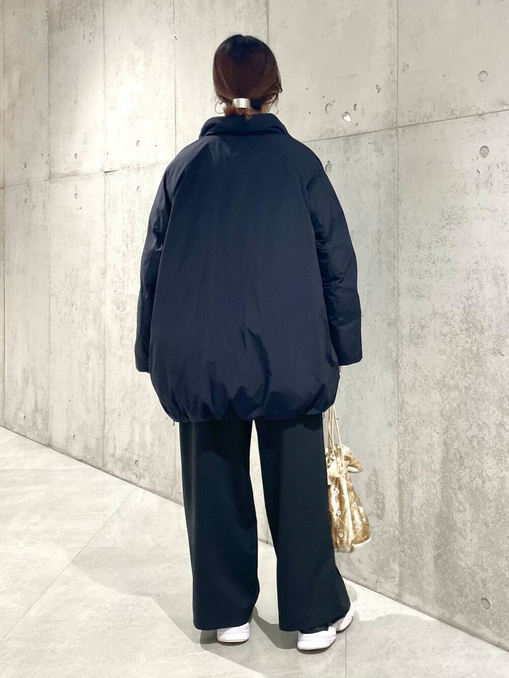 ブラック系のブルゾン、ブラック系のその他パンツ、ホワイト系のTシャツ/カットソーを着用したレディースの秋コーディネートの4枚目の写真