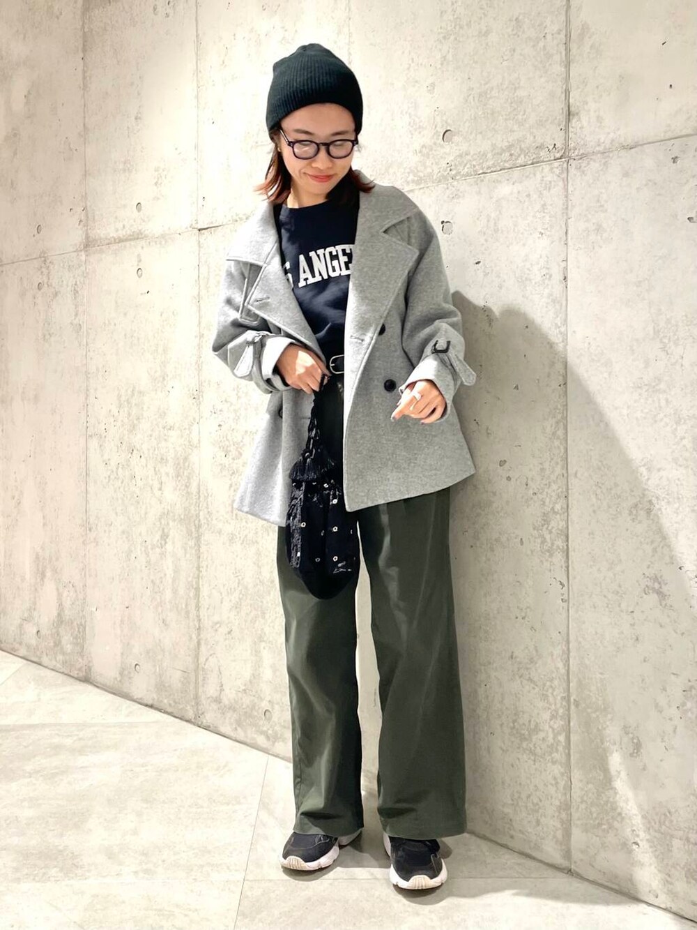 グリーン系のその他パンツ、グレー系のトレンチコート、ブラック系のスウェットを着用したレディースの冬コーディネートの2枚目の写真