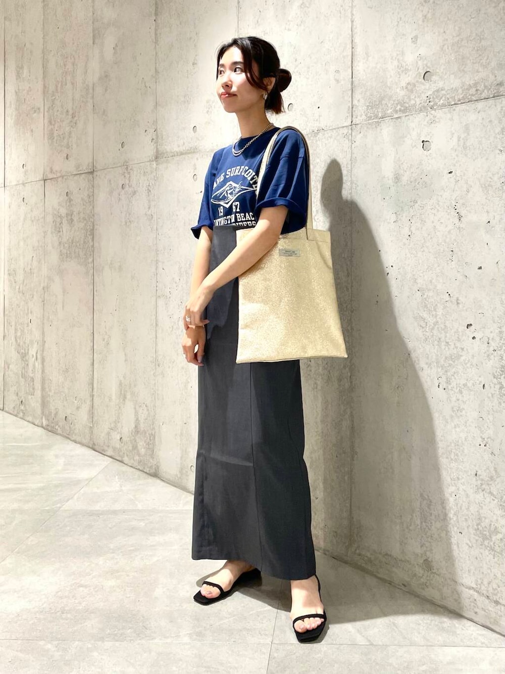 「カジュアル、Tシャツ、ロングスカート、スカート、ママコーデ、サンダル、SonnyLabel、サニーレーベル、夏コーデ、30代、ママファッション、骨格ウェーブ、暑い、30代前半、イエベ秋」｜「URBAN RESEARCH Sonny Labelのメタリックトートバッグ（トートバッグ、ゴールド系）」を使った、アサミさん（レディース・163cm）の夏コーディネートの3枚目の写真