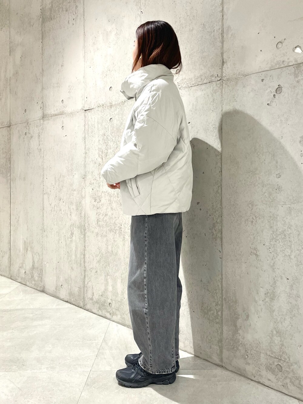 「ママコーデ、ママファッション、サニーレーベル、Sonny Label、骨格ウェーブ、イエベ秋、冬コーデ、モノトーン、デニム、ダウンジャケット、ニット、テーマパークコーデ、休日スタイル、キルティング、冬アウター」|「URBAN RESEARCH Sonny Labelのスタンドダウンジャケット(ダウンジャケット/コート、グレー系)」を使った、アサミさん(レディース・163cm)の冬コーディネートの3枚目の写真