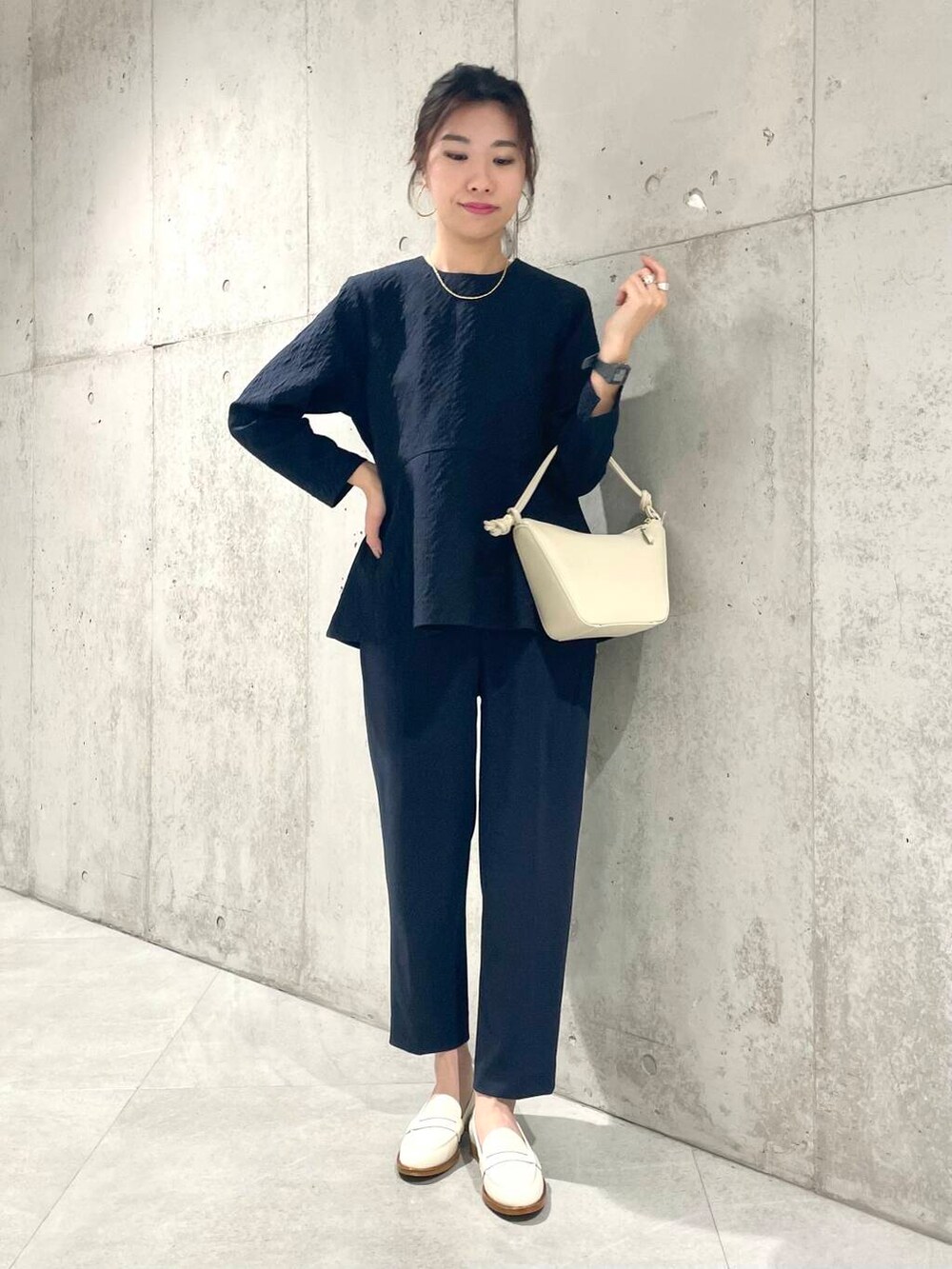 ブルー系のシャツ/ブラウス、ブルー系のその他パンツ、ベージュ系のローファーを着用したレディースの春コーディネートの2枚目の写真