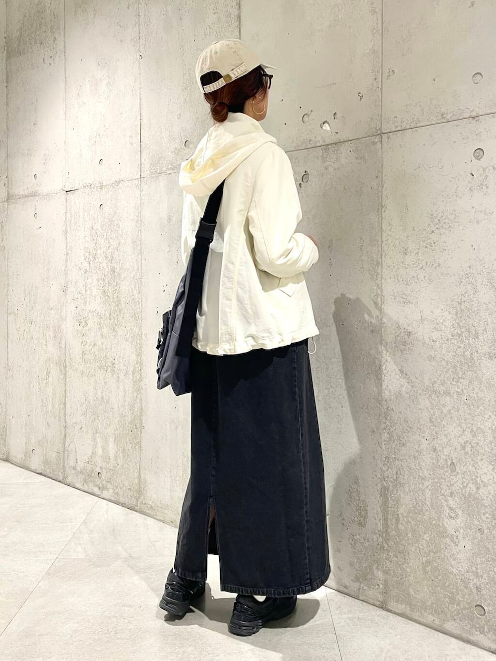 「ワンピース、デニム、モノトーン、ママコーデ、ショルダーバッグ、キャップ、SonnyLabel、マウンテンパーカー、春コーデ、サニーレーベル、newarrival、休日スタイル、30代、ママファッション、メガネ女子」｜「URBAN RESEARCHのピグメントロゴCAP（キャップ、ベージュ系）」を使った、アサミさん（レディース・163cm）の春コーディネートの4枚目の写真