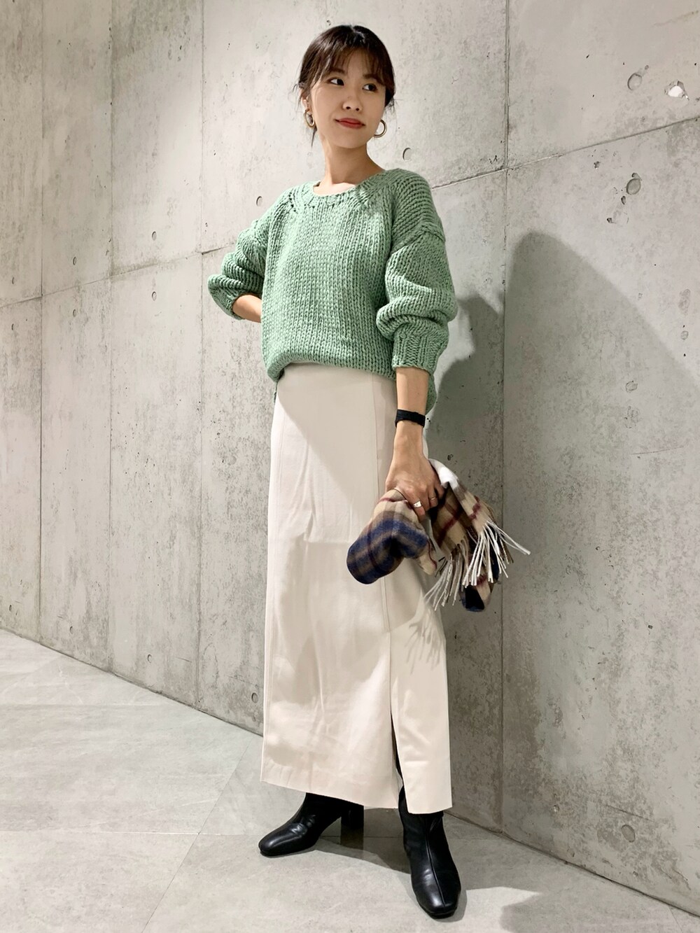 ホワイト系のスタジャン、ホワイト系のスカート、グリーン系のニット/セーターを着用したレディースの秋コーディネートの3枚目の写真