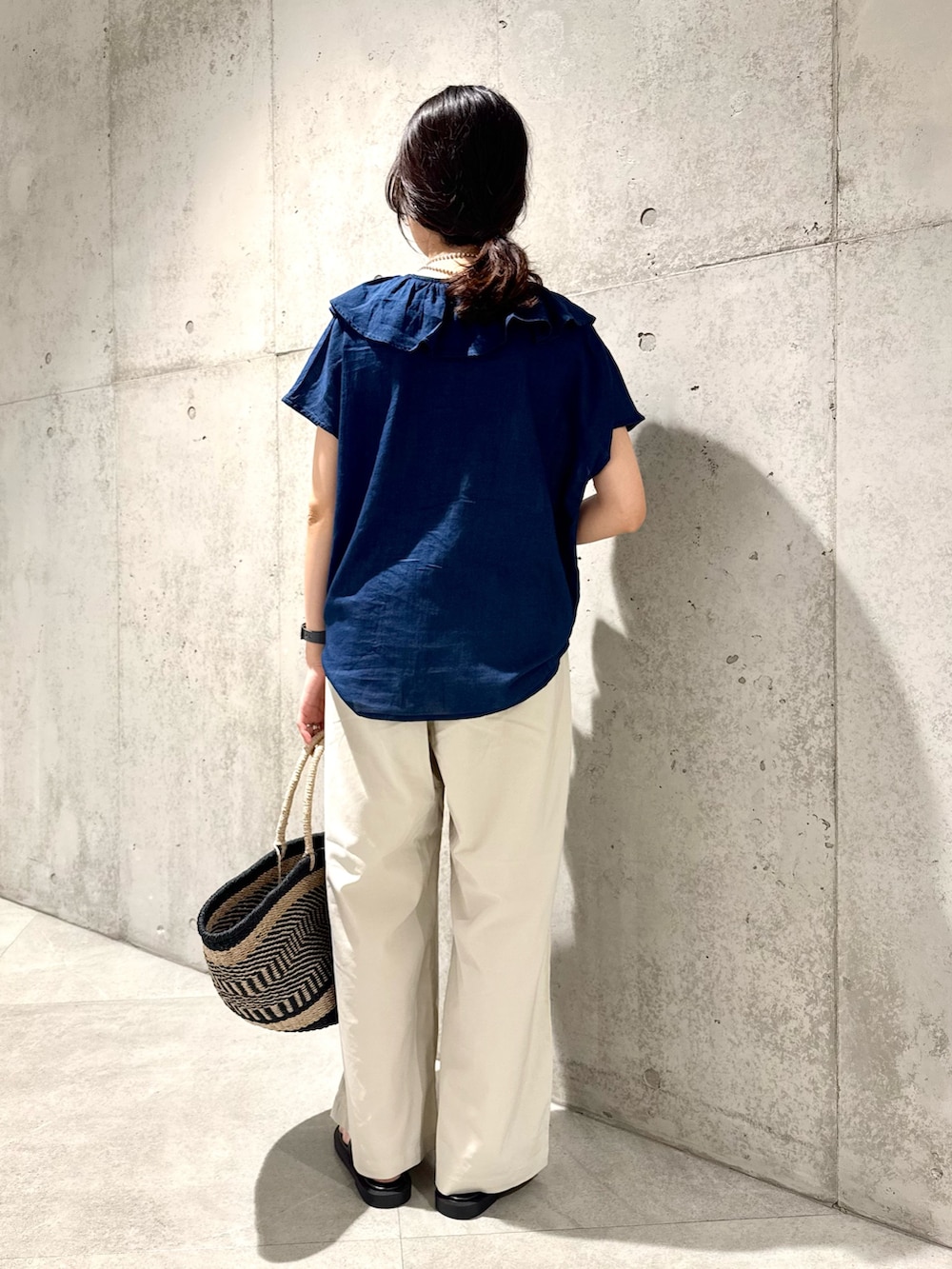 ブルー系のシャツ/ブラウス、ホワイト系のその他パンツ、ブラック系のかごバッグを着用したレディースの夏コーディネートの6枚目の写真