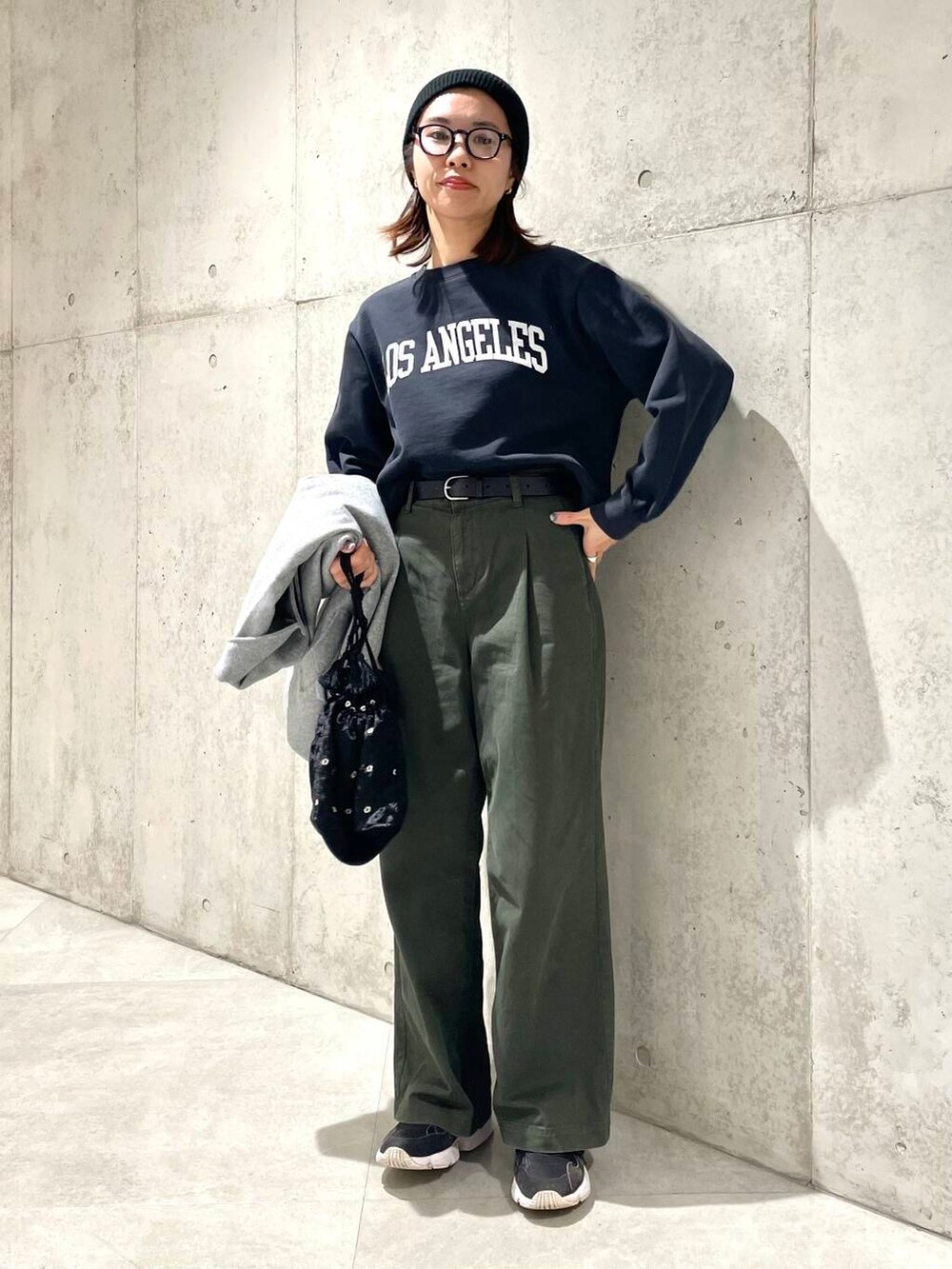 グリーン系のその他パンツ、グレー系のトレンチコート、ブラック系のスウェットを着用したレディースの冬コーディネートの5枚目の写真