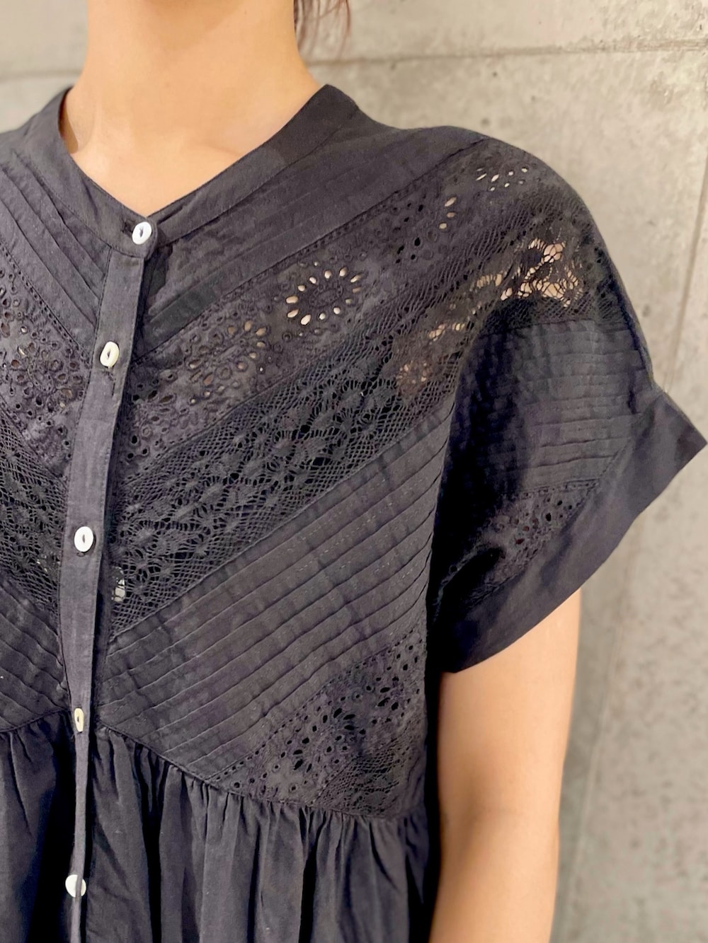 ブラック系のサンダル、ブルー系のデニムパンツ、ホワイト系のショルダーバッグを着用したレディースの夏コーディネートの4枚目の写真