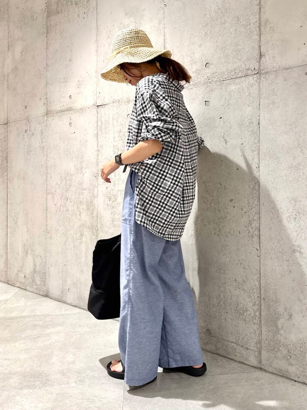 その他のシャツ/ブラウス、ブルー系のその他パンツ、ブラック系のトートバッグを着用したレディースの夏コーディネートの4枚目の写真