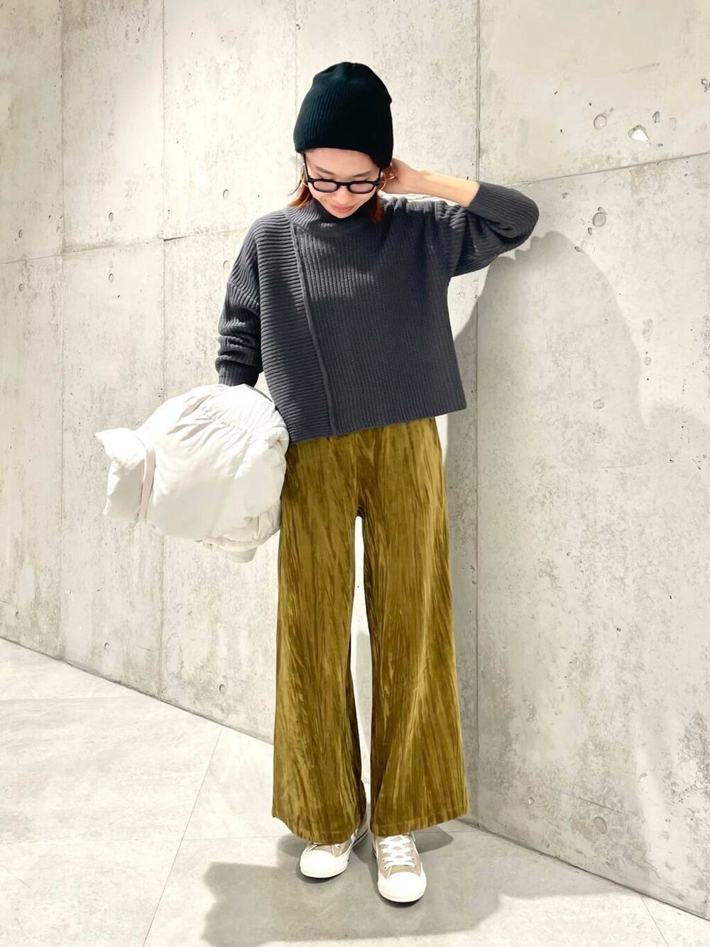 ベージュ系のスニーカー、ホワイト系のダウンジャケット/コート、グリーン系のその他パンツを着用したレディースの冬コーディネートの5枚目の写真