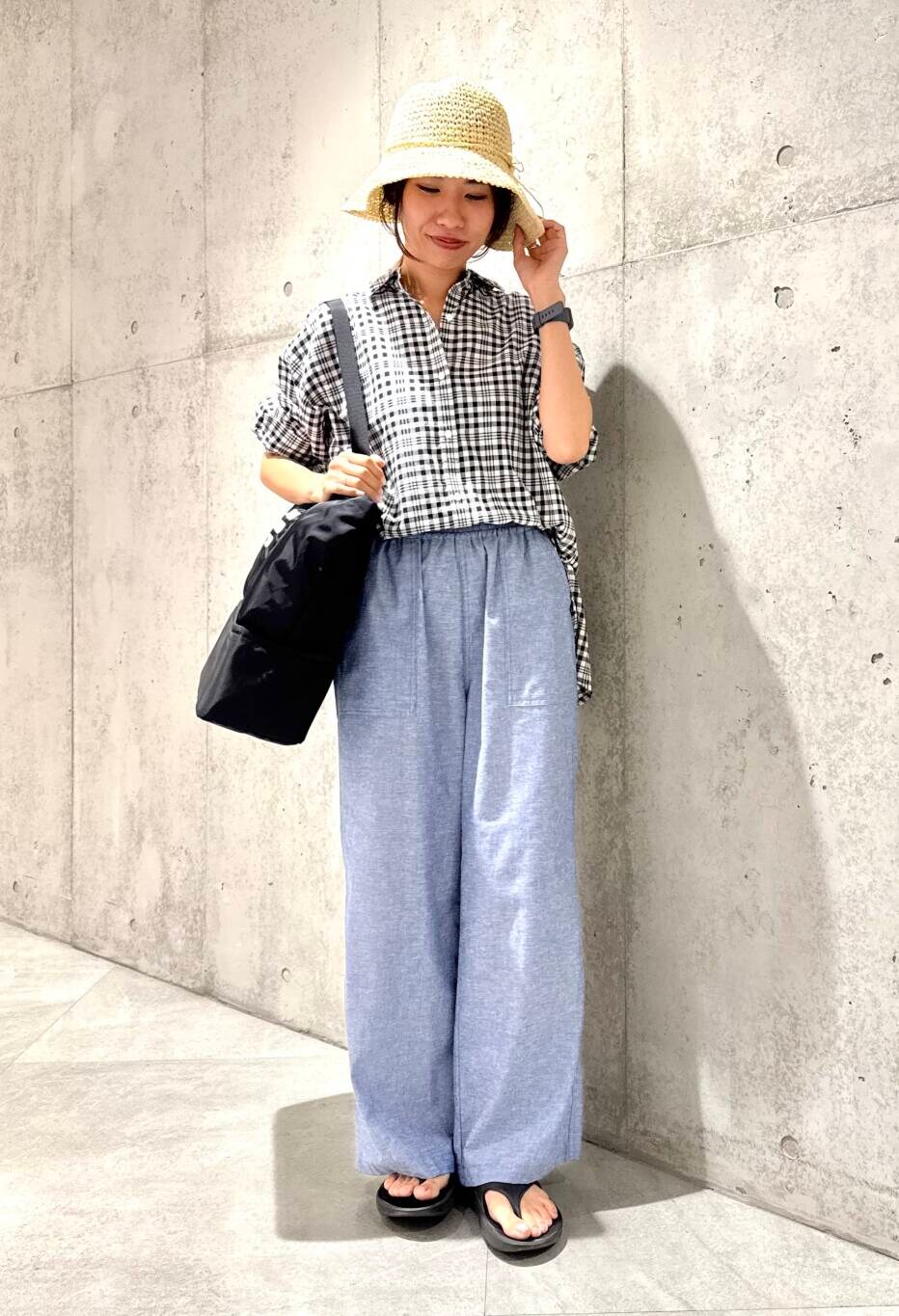 その他のシャツ/ブラウス、ブルー系のその他パンツ、ブラック系のトートバッグを着用したレディースの夏コーディネートの3枚目の写真