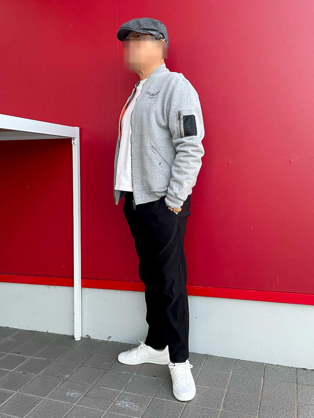 「スウェットMA-1、MA-1、白ロンT、テーパードパンツ、白スニーカー、ハンチング、dj honda、Labrador Retriever、NIKE、秋のコーデ、モノトーンコーデ」｜「しまむらのアイテム（その他パンツ、ブラック系）」を使った、Yukioさん（メンズ・173cm）の秋コーディネートの3枚目の写真