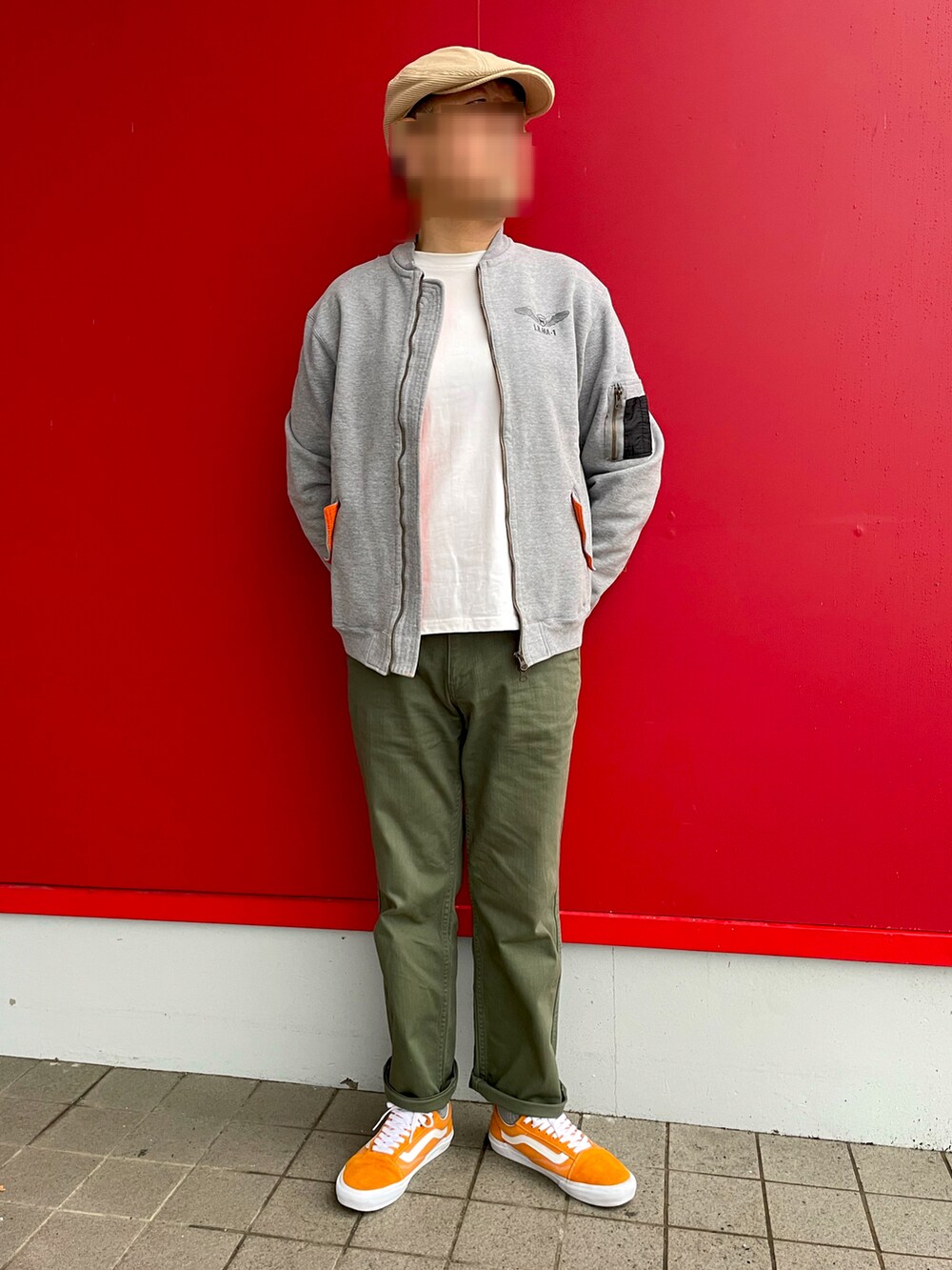 「MA-1、ロングスリーブT、コットンパンツ、チノパン、オリーブグリーン、オレンジスニーカー、ビタミンカラー、Labrador Retriever、tk.TAKEO KIKUCHI、VANS OLDSKOOL」｜「tk.TAKEO KIKUCHIのコットンパンツ（チノパンツ、グリーン系）」を使った、Yukioさん（メンズ・173cm）の春コーディネートの2枚目の写真