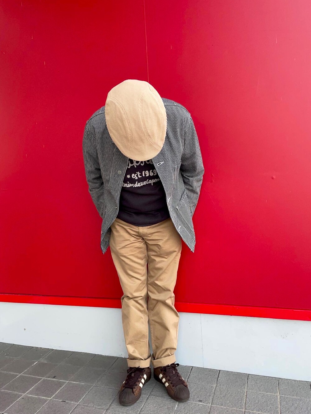 「春コーデ、カバーオール、ロゴニット、チノパン、カジュアルコーデ、adidas superstar、ハンチング、GU、Quicksilver、UNIQLO」｜「UNIQLOのチノパン（チノパンツ、ベージュ系）」を使った、Yukioさん（メンズ・173cm）の冬コーディネートの5枚目の写真